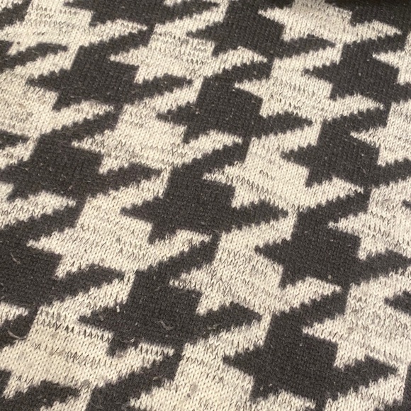 🚨 Columbia Black and White Patterned Turtleneck Sweater - Picture 3 of 5